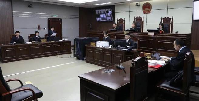 山東省青島市中級人民法院透過遠端視訊系統公開審理江蘇省電力公司前總經理費聖英涉貪受賄案。（青島市中級人民法院）