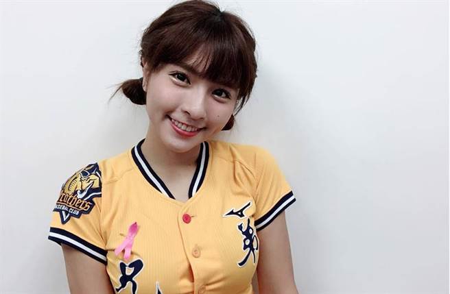 峮峮甜美外表下有着姣好身材。(图／撷取自峮峮脸书)