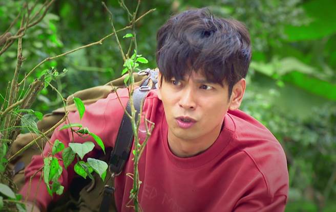 《一个屋檐下》杨子仪遭修理场面险象环生。（台视提供）
