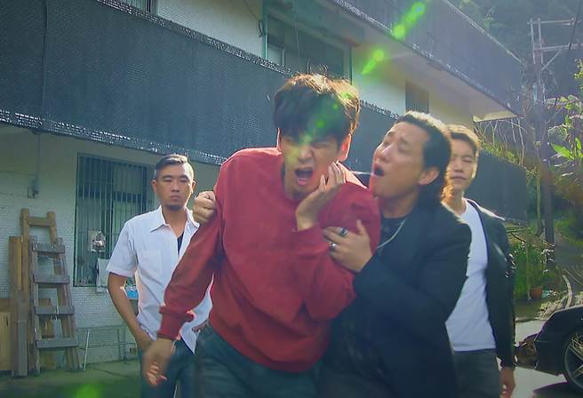 《一个屋檐下》杨子仪（左）、阿庞。（台视提供）