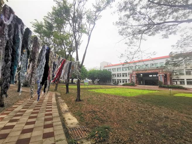 台南市官田国中校园艺术装置「天衣」是学校师生与社区居民合力完成，将展示到3月，让过年游客、返乡游子都可以欣赏。（刘秀芬摄）