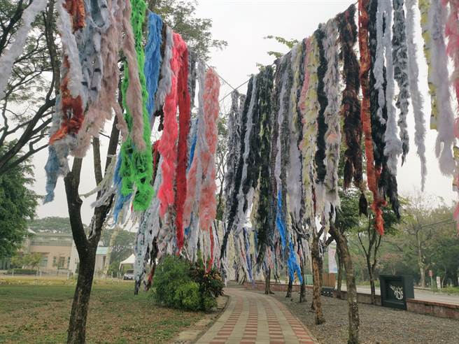 台南市官田国中校园艺术装置「天衣」是学校师生与社区居民合力完成，将展示到3月，让过年游客、返乡游子都可以欣赏。（刘秀芬摄）