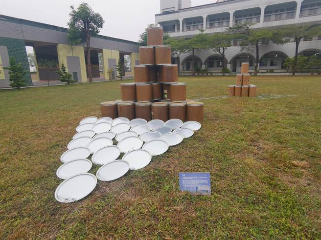 官田国中推广美学课程，把校园当成美术馆布置。（刘秀芬摄）