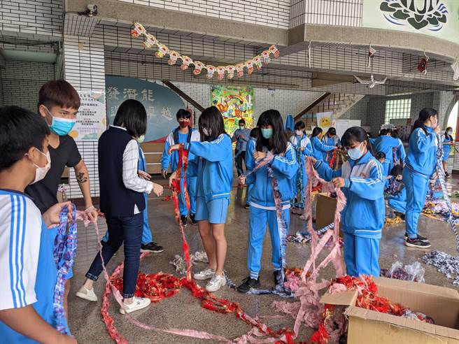 台南市官田国中校园艺术装置「天衣」是学校师生与社区居民合力完成。（官田国中提供／刘秀芬台南传真）