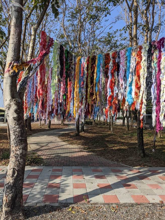 台南市官田国中校园艺术装置「天衣」是学校师生与社区居民合力完成，将展示到3月，让过年游客、返乡游子都可以欣赏。（官田国中提供／刘秀芬台南传真）