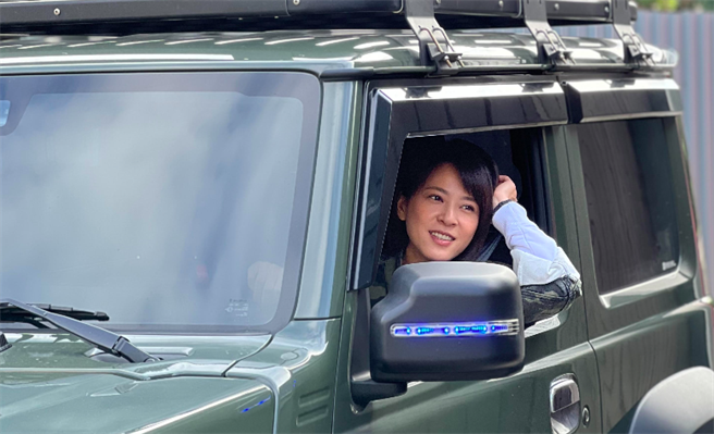 苏晏霈在剧中抢了男友妈妈的车位。（民视提供）
