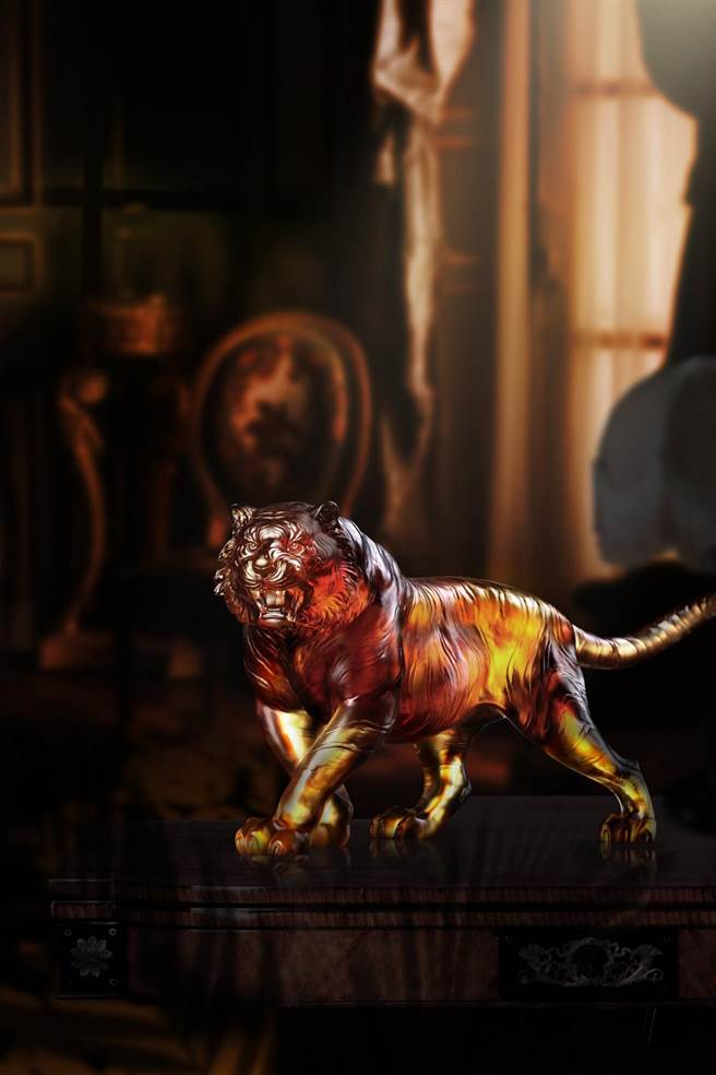 琉璃工房《勇者 无惧未来》虎年生肖系列，以六只完全不同姿态的老虎，涵盖完整议题。图为光明心仁者行。（图／琉璃工房提供）