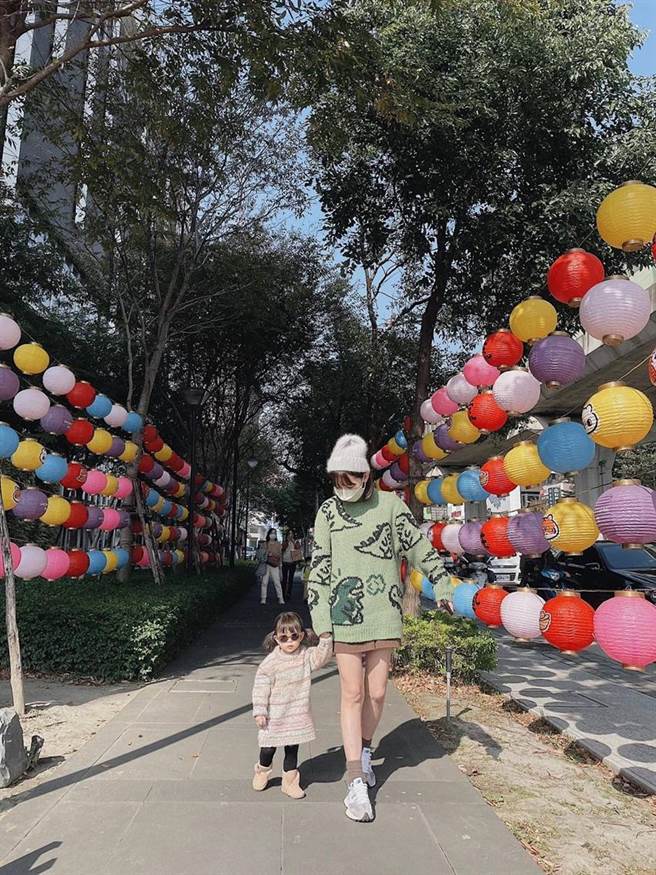 全台秀泰生活打造最应景的「虎你福气灯笼廊道」，吸引路人停下脚步拍照打卡，成为IG热门新亮点。（图／秀泰提供）
