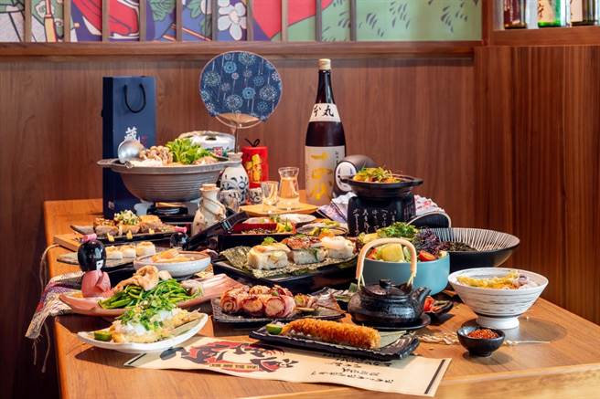 Global Mall桃園A19「藏王日式食堂」全台首店推出獨家、多樣化日式料理，包括烤飯糰、蒜味奶油燒、烤物及湯泡飯、海鮮鍋等。（Global Mall提供）

