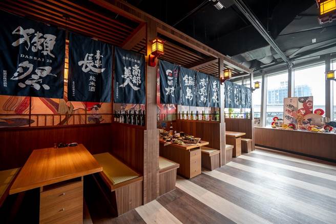 Global Mall桃園A19「藏王日式食堂」以大幅掛巾布幔及木色格柵窗櫺展現日式居酒屋風味，像一秒來到了日本的感覺。（Global Mall提供）