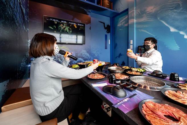 「Shock燒肉」首進駐桃園，在Global Mall桃園A19店中打造海洋風結合棒球球場主題的全新型態店，主打燒肉火烤兩吃吃到飽及KTV包廂歡唱。（Global Mall提供）
