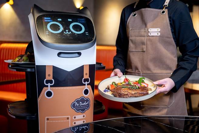 Global Mall桃園A19帶來了首進軍桃園的義式料理「帕朵拉義式餐廳」，更有「艾咪送餐機器人」為客人送上餐點及互動，體驗新型態科技的用餐服務。（Global Mall提供）
