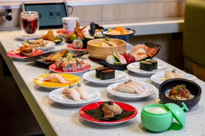 「一条通新幹線壽司」在Global Mall桃園A19為百貨首店，更推出開幕限定商品包括鴨肝干貝漢堡、鴨肝鮭魚卵小丼飯、哈蜜瓜雪酪，同時21日至25日還有燒炙綜合海鮮丼5折限量優惠。（Global Mall提供）