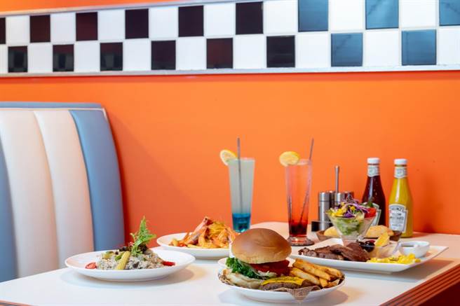 Global Mall桃園A19帶來了多位明星MV場景的「卡森復古美式餐廳」，以鮮豔配色打造仿50年代鄉村風格，21日至25日推限定義大利麵、燉飯套餐5折起優惠。（Global Mall提供）