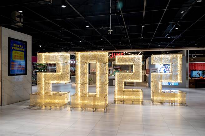 Global Mall今年與太古可口可樂合作，以NG寶特瓶呈現2022造型，打造獨家「循光。尋光」永續展覽。（Global Mall提供）