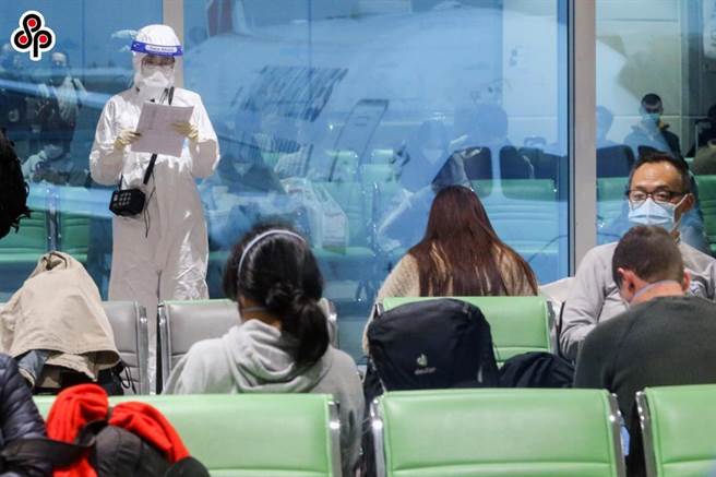 新冠肺炎國際疫情嚴峻，中央流行疫情指揮中心1月11日起開始針對長程航班進行落地採檢，若旅客確診依輕重症分流收治。因應國內疫情升溫，指揮官陳時中18日宣布，落地採檢範圍將從長程航班擴大至短程航班，桃機公司表示，目前尚未接獲正式通知，但將討論安排相關事宜。圖為桃園機場長程航。（本報資料照片）