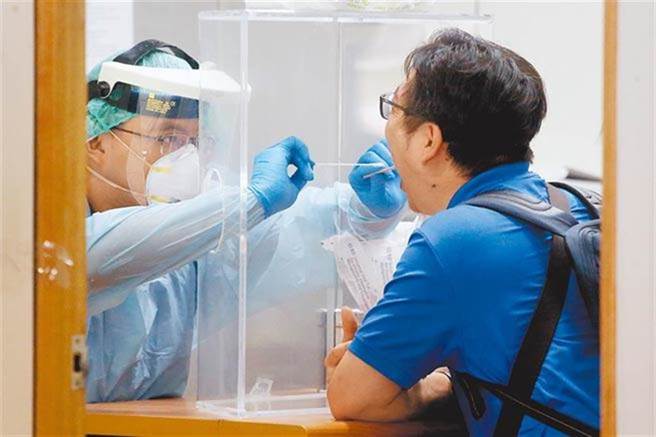 北投某國中傳家長確診，衛生局證實為第二名新個案，與國家音樂廳春水堂不同人。(採檢示意圖非當事人／本報資料照)