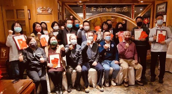 苗栗县议员余文忠12年来送爱不间断，捐助近5百万元帮助偏乡小校。（余文忠服务团队提供／李京升苗栗传真）