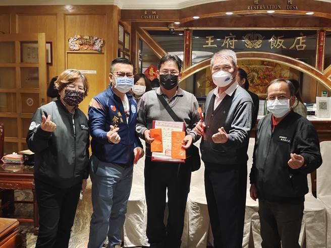 苗栗县议员余文忠(左2)邀请12所学校校长交流聚会。（余文忠服务团队提供／李京升苗栗传真）