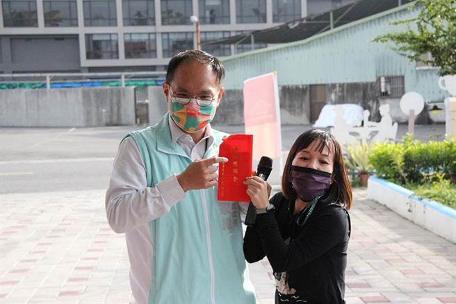 社会处处长林家纬代表市府致赠加菜金给晨光的孩子。（晨光智能发展中心提供）