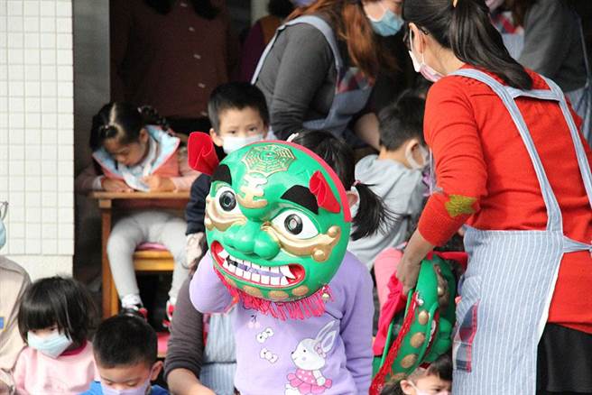 晨光智能发展中心的孩子，特地表演舞龙舞狮迎新年。（晨光智能发展中心提供）
