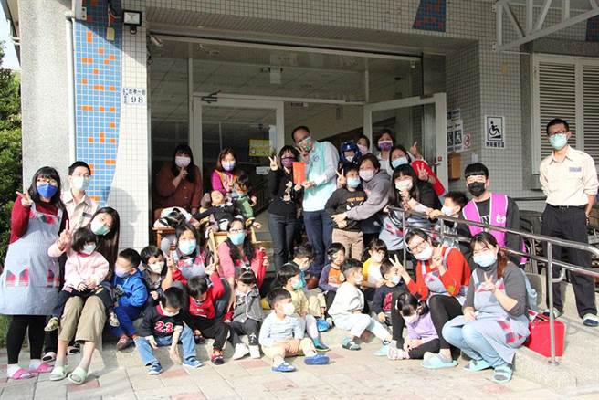 社会处处长林家纬代表市府致赠加菜金给晨光的孩子。（晨光智能发展中心提供）