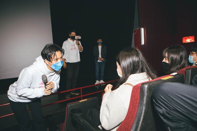 莫莉現身南投戲院假裝參與《再說一次我願意》映後活動，其實是幫一對新人舉行求婚儀式。（皮諾丘電影提供）