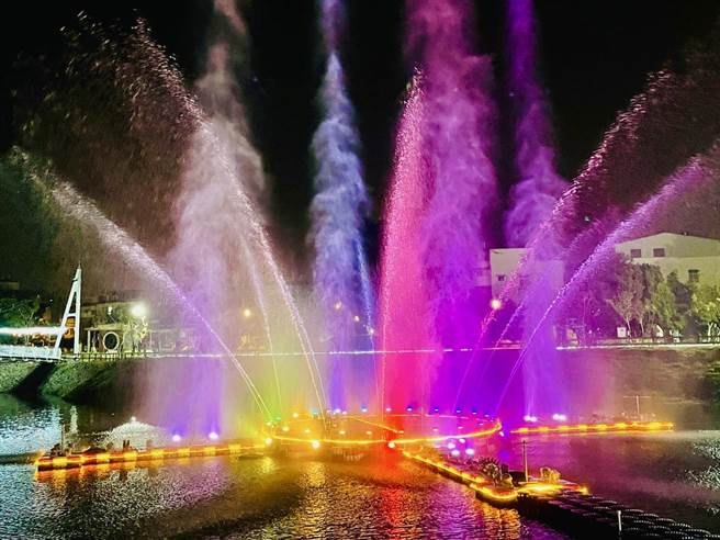 屏县府20日于万年溪灯区启动抢先看，以年味、童趣及科技作为主题，透过灯饰串联将屏东变成艺术景点。（屏县府提供／谢佳潾屏东传真）