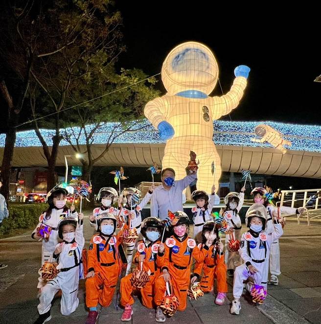 屏县府20日于万年溪灯区启动抢先看，以年味、童趣及科技作为主题，透过灯饰串联将屏东变成艺术景点。（屏县府提供／谢佳潾屏东传真）