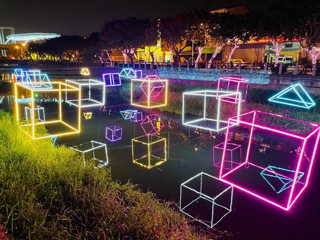 屏县府20日于万年溪灯区启动抢先看，以年味、童趣及科技作为主题，透过灯饰串联将屏东变成艺术景点。（屏县府提供／谢佳潾屏东传真）