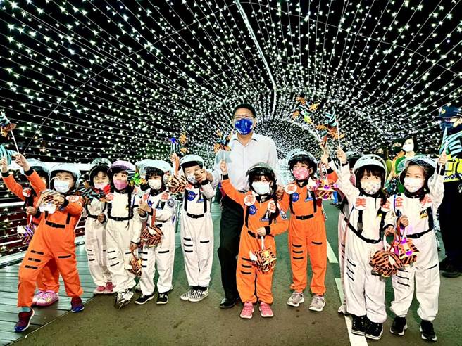 屏县府20日于万年溪灯区启动抢先看，以年味、童趣及科技作为主题，透过灯饰串联将屏东变成艺术景点。（屏县府提供／谢佳潾屏东传真）