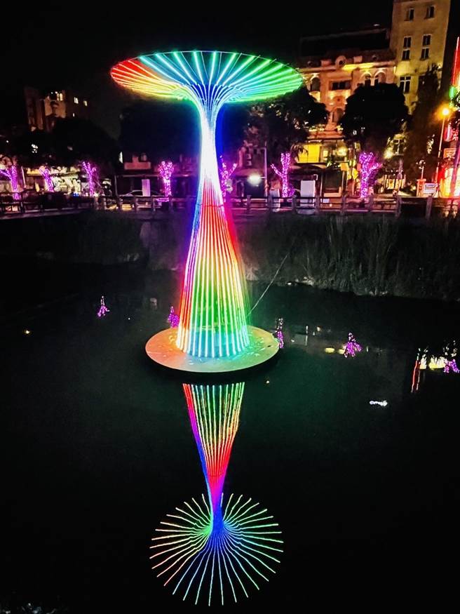 屏县府20日于万年溪灯区启动抢先看，以年味、童趣及科技作为主题，透过灯饰串联将屏东变成艺术景点。（屏县府提供／谢佳潾屏东传真）