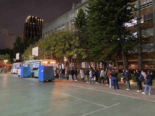 东吴大学城中校区今晚新增一例新个案，今晚採检662人，直到晚上才结束。(图／北市府提供)