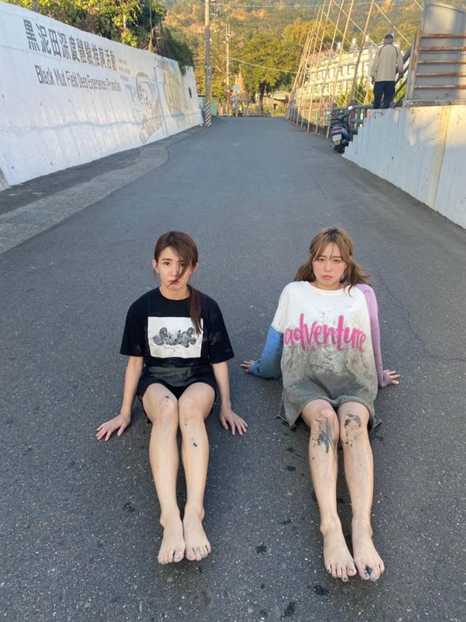 郭书瑶(左)、茵声黑泥田里拔河PK，沾满泥巴放开玩。（卫视中文台提供）