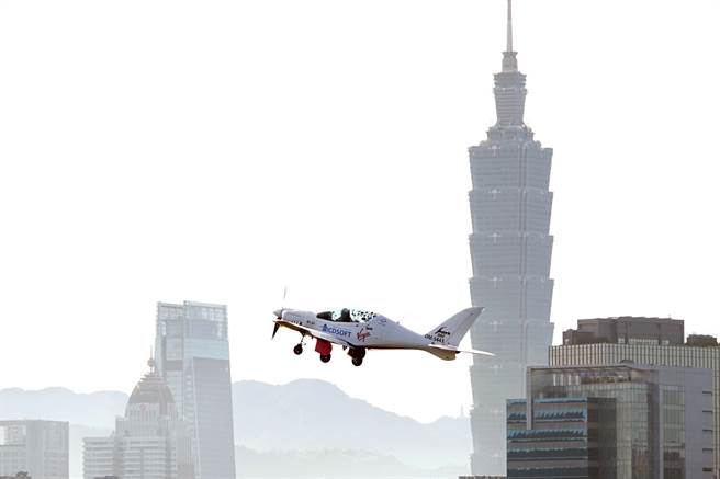 去年(2021)12月14日，卢瑟芙自韩国飞往台北松山机场，落地后还在机场大啖国民美食珍珠奶茶，还说有朝一日一定还要再来台湾。(图/黄世麒摄)