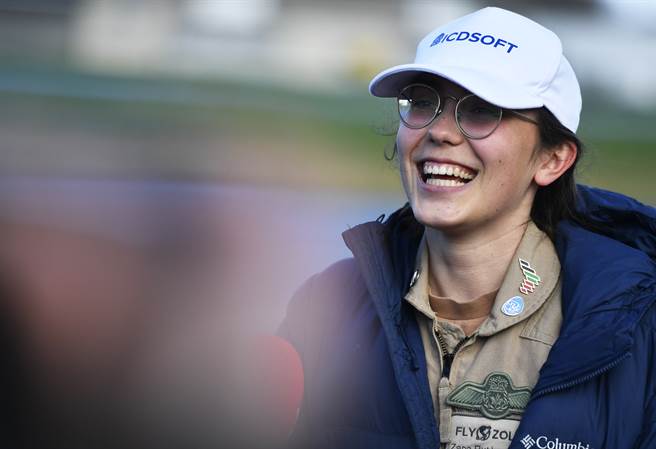 来自比利时的19岁少女卢瑟芙(Zara Rutherford)，成为史上最年轻完成独自飞行挑战的女飞行员。 (图/美联社) 