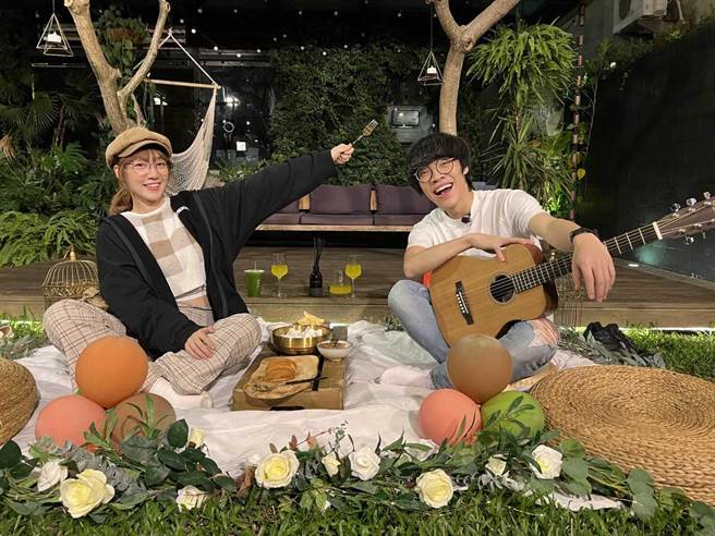 卢广仲在节目中大秀音乐才华，让泱泱为此怦然心跳不已。（迪克斯娱乐提供）