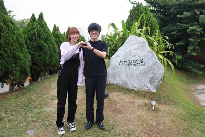 泱泱与卢广仲日前录实境节目《我们练爱吧》出外景，走访约会秘境。（迪克斯娱乐提供）