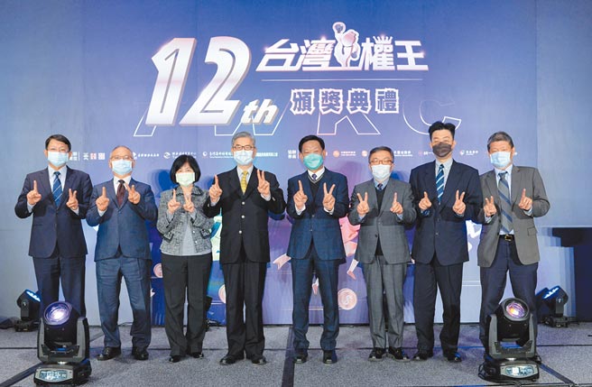 工商时报主办之第12届台湾权王大赛于19日举行颁奖典礼，图左起金管会证期局组长陈铭贤、臺湾集中保管结算所主秘陈光辉、证交所副总陈丽卿、金管会主委黄天牧、工商时报社长陈国玮、券商公会理事长贺鸣珩、柜买中心副总陈德乡及工商时报总编辑梁宝华出席合影。图／王德为