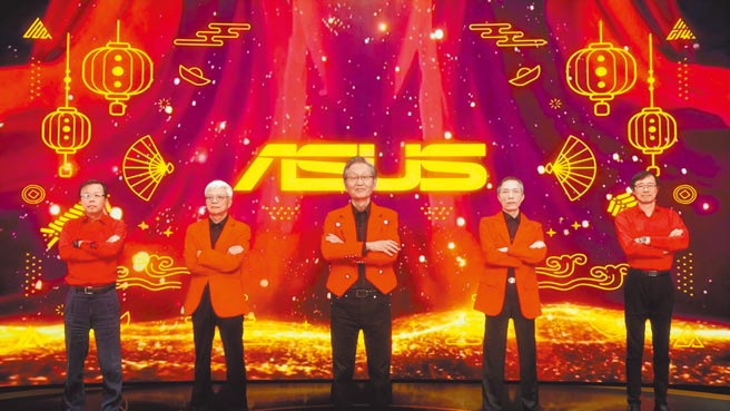 华硕董事长施崇棠（中）、副董事长徐世昌（左二）、集团总裁曾锵声（右二）及共同执行长许先越（右一）、胡书宾（左一），在线上尾牙开场透过VR进入元宇宙的热门梗，与员工互动同乐。图／华硕提供