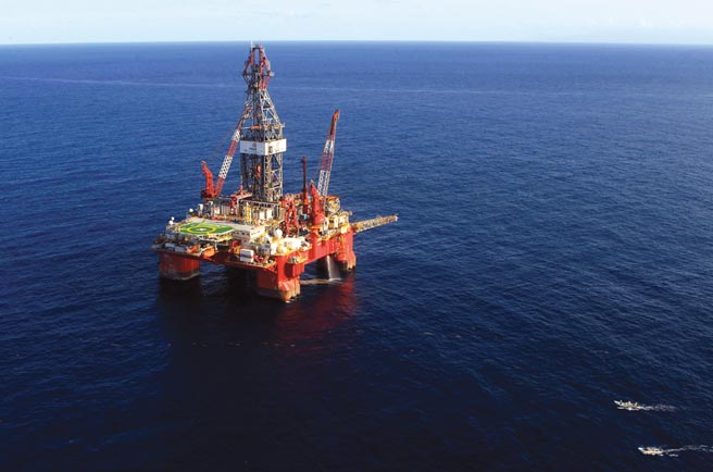 IEA把今年全球平均每天石油需求增加量预测，调高20万桶至330万桶。图／路透