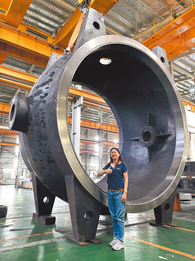 荣田精机董事长特助陈筠翎与该公司的超大型阀门。图／业者提供