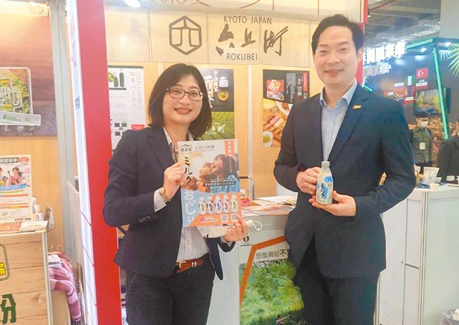 金牌名厨黄景龙（右）与日本有机株式会社台湾事务所所长王舒葳（左）于展场合影。图／樱岛家提供