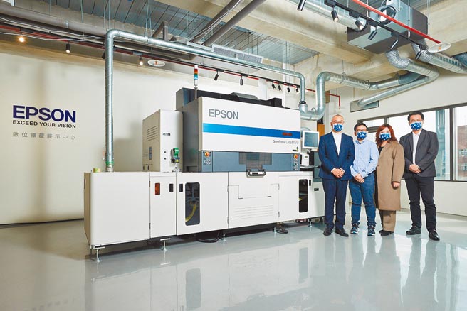 Epson与智业国际印刷公司合作，导入Epson SurePress L-6534VW数位喷墨标籤印刷机，成立「数位标籤展示中心」。图／业者提供