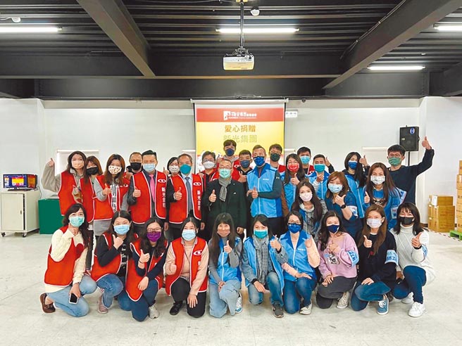 「年菜食物箱包装」活动，志工们拿着刀片、胶带亲手打包，将年菜装进食物箱，当天共包装317箱满满的物资、满满的心意，让超过1,000多位弱势孩童，在疫情之下亦可享受温暖美味的年菜。图／新寿提供