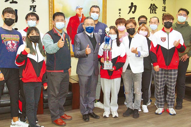 黄荣鹏校长代表育达科大接受竞技啦啦队献奖。   图／育达科大提供