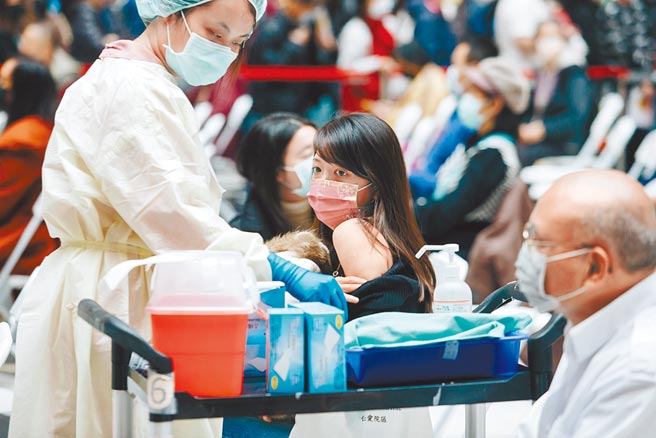 为因应抢打疫苗人潮，北市加开7个中型接种站，大批民眾19日前往台北车站接种站接种疫苗。(郭吉铨摄)