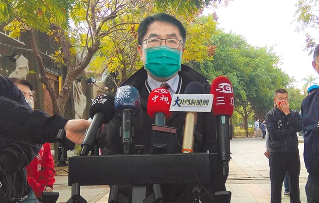 台南市长黄伟哲表示，没有出卖同志，没有做过线民。（刘秀芬摄）