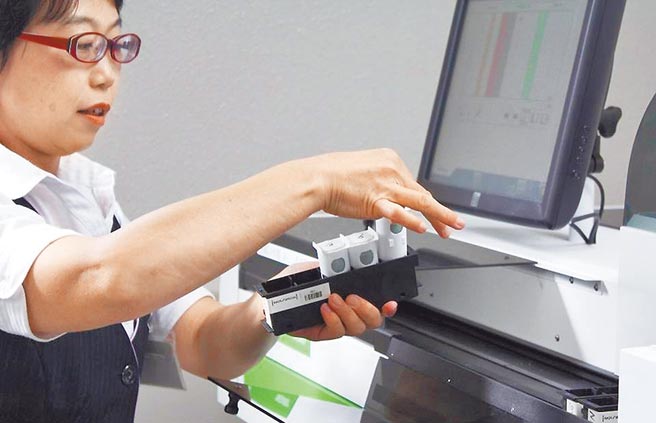 福岛核灾区食品输台可能解禁，其中包括农产品影响最大，图为福岛生产的农渔类产品，在进行安全检测。（摘自日本福岛县脸书）