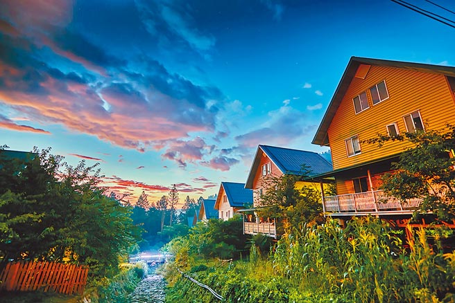 得恩亚纳整齐的人字造型屋瓦彩绘屋，让人彷佛走入童话世界。	（嘉义县政府提供／张亦惠嘉县传真）